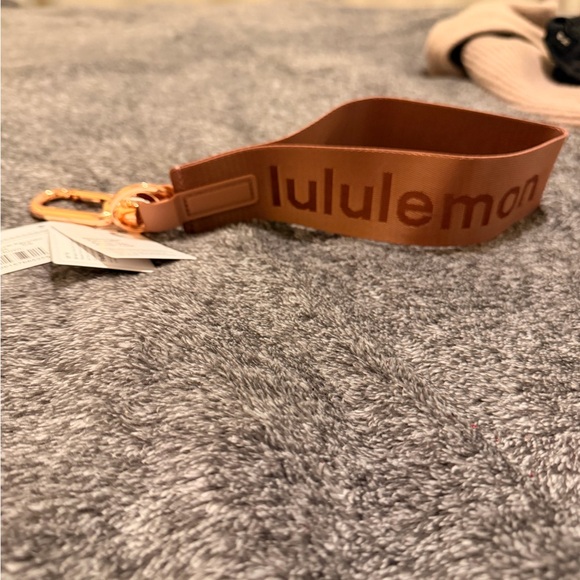 NWT Lululemon NeverLost Rose Gold Keychain - Picture 3 of 3